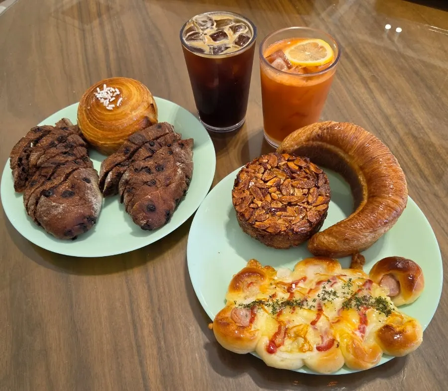 테이블에 차려진 챗 베이커 베이커리 한 상