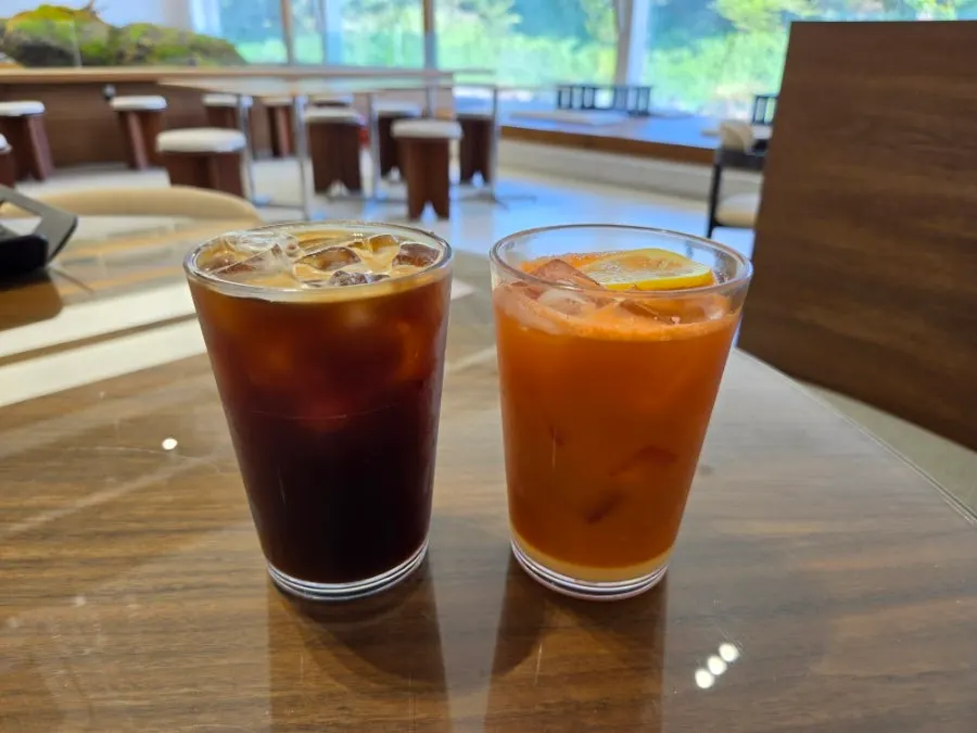 고른 빵들이 담긴 트레이