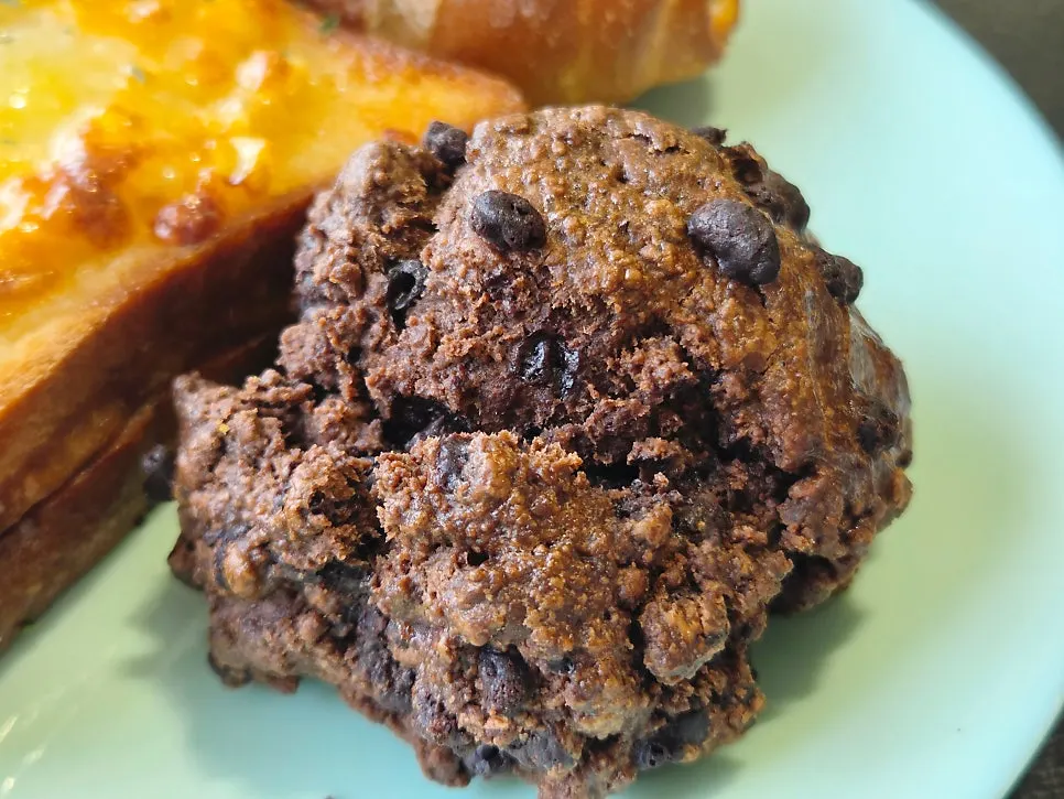 Chat Baker's crispy-outside chocolate scone