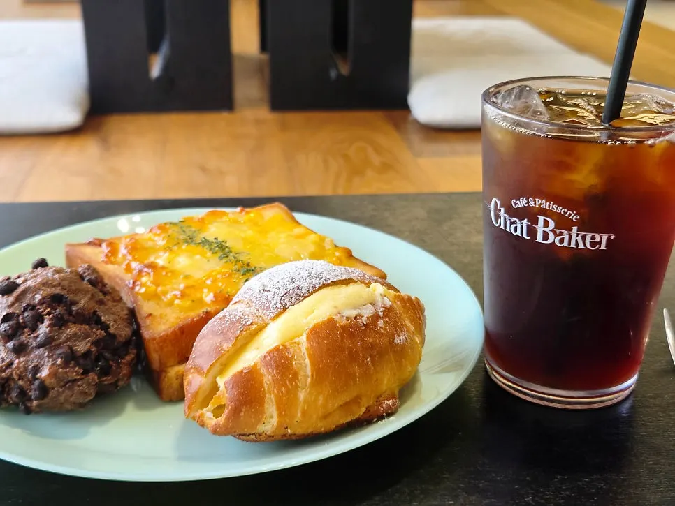 Chat Baker table with brunch and coffee together