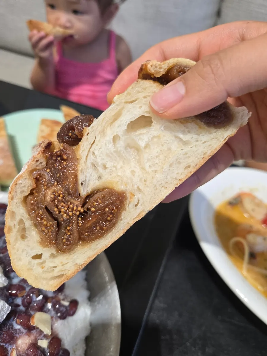 잘라본 무화과캄빠뉴 단면