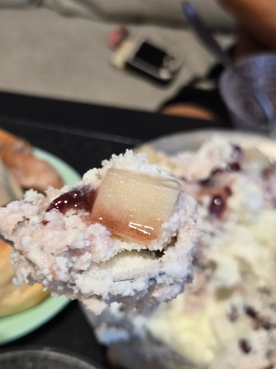 팥과 모찌 토핑이 올라간 눈꽃팥빙수