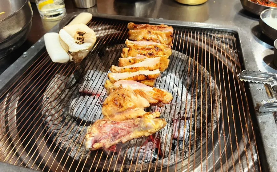 간장 양념 숯불닭갈비 한 접시