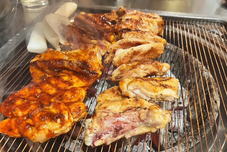 매콤과 간장 닭갈비를 함께 구운 숯불판