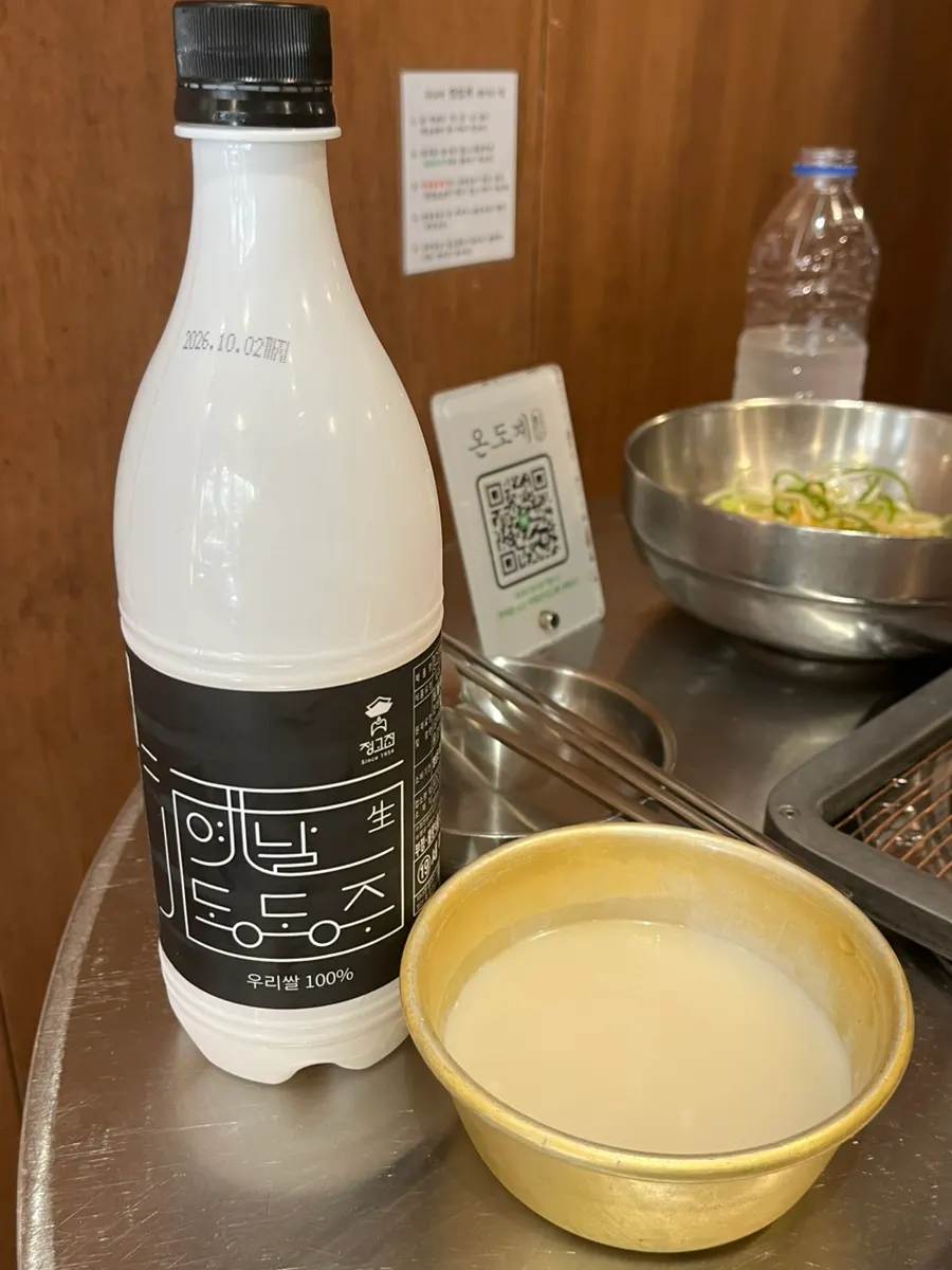 닭갈비와 함께 곁들인 동동주