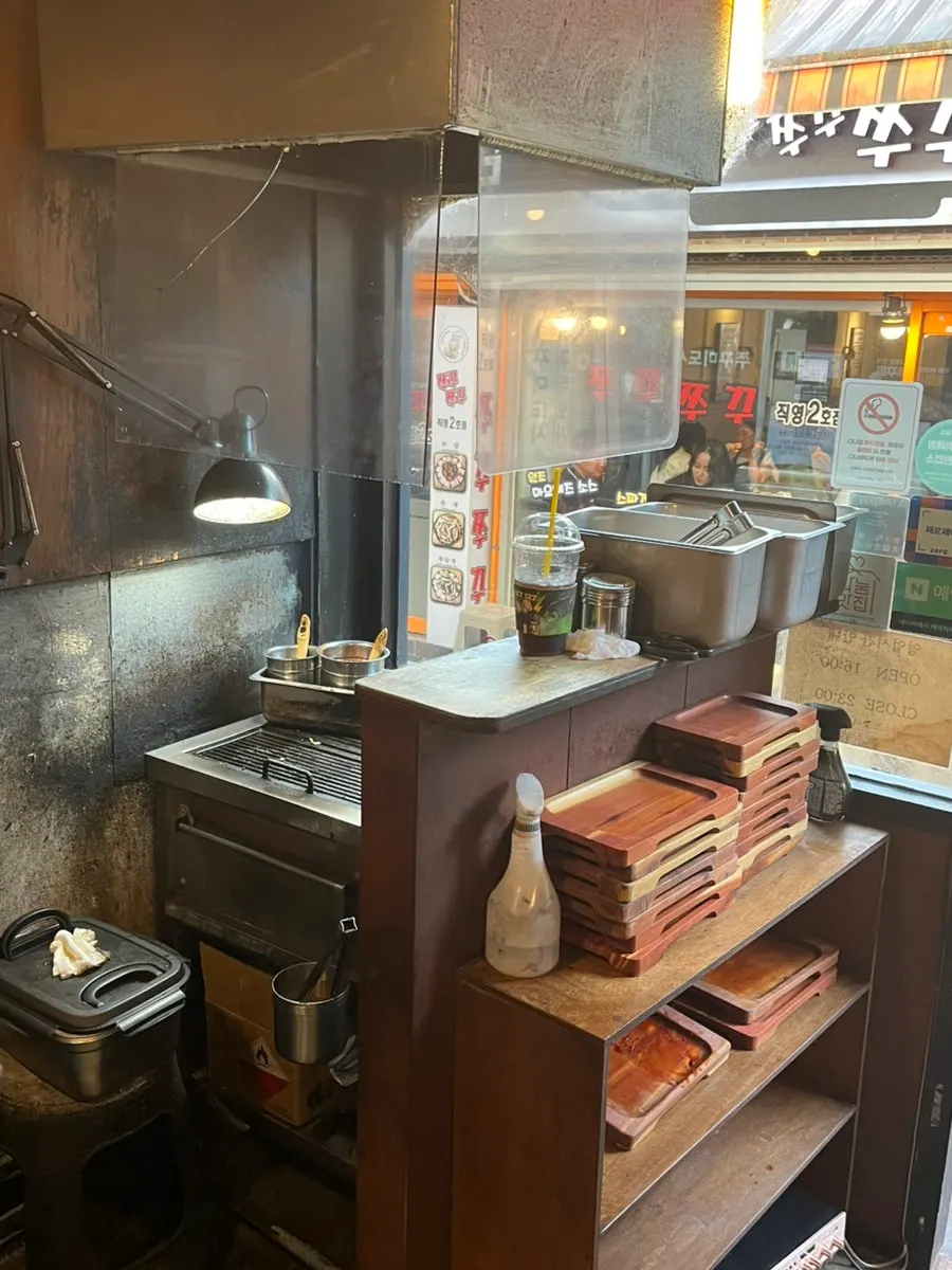온도계 테이블에 차려진 닭갈비 한 상