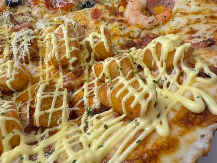 치즈크러스트를 추가한 피자 테두리