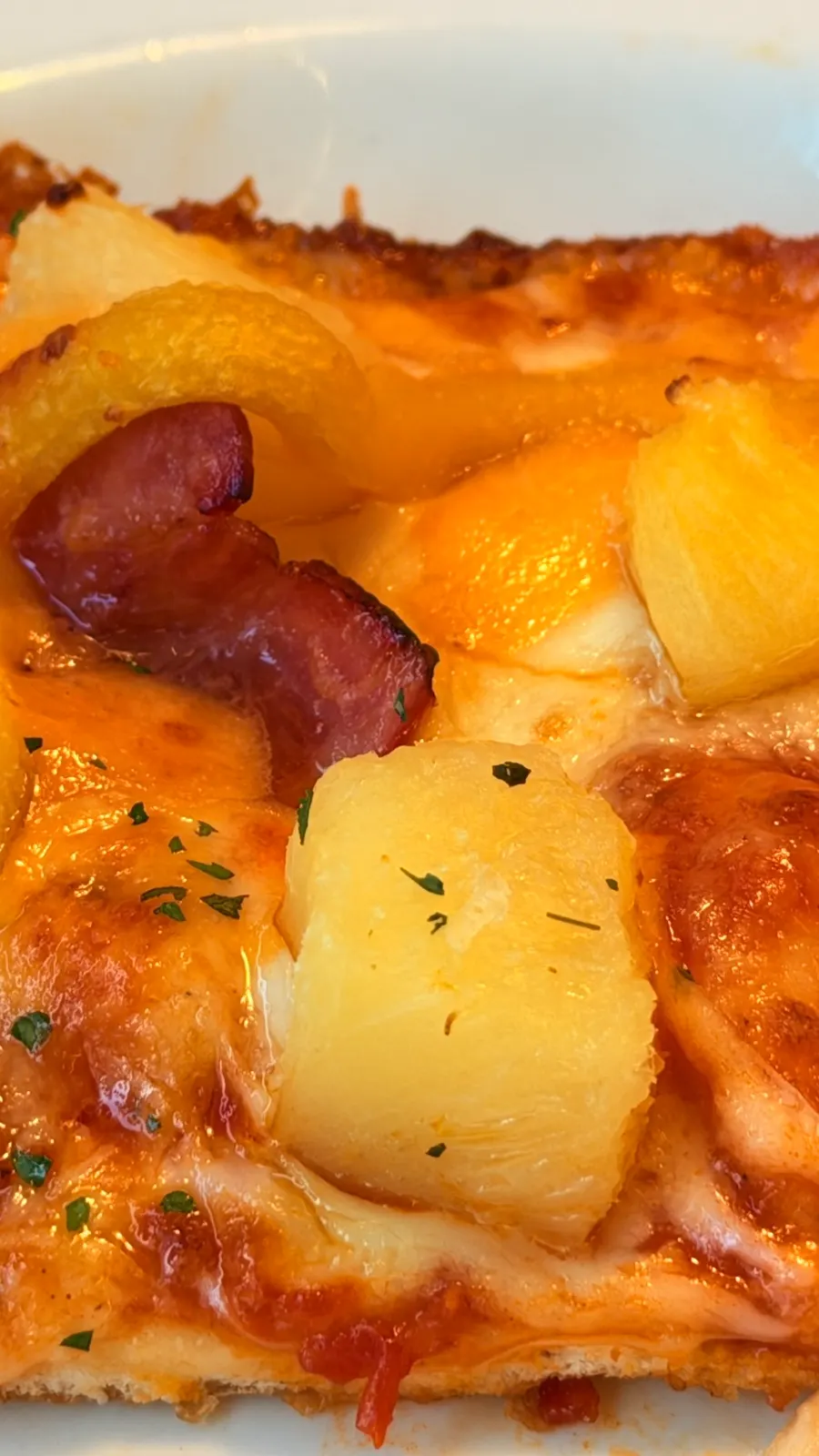 Hawaiian pizza L size with gold-ring crust added