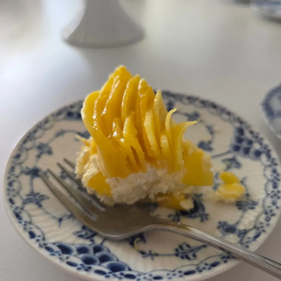 Cross-section shot showing mango, fresh cream, and cake sponge