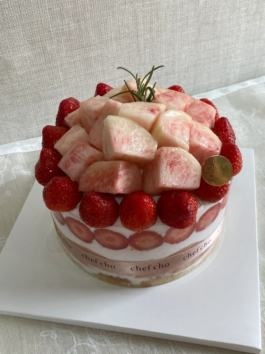 The Peach Berry No.1 cake taken out of its box
