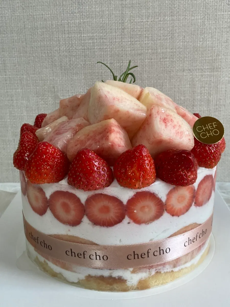 Side view of the Peach Berry cake loaded with fruit