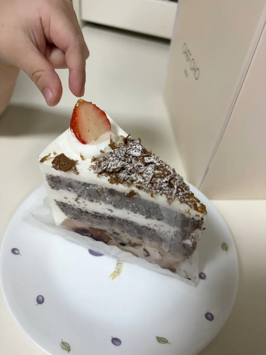 금가루 올린 딸기가 놓인 초코 조각케이크