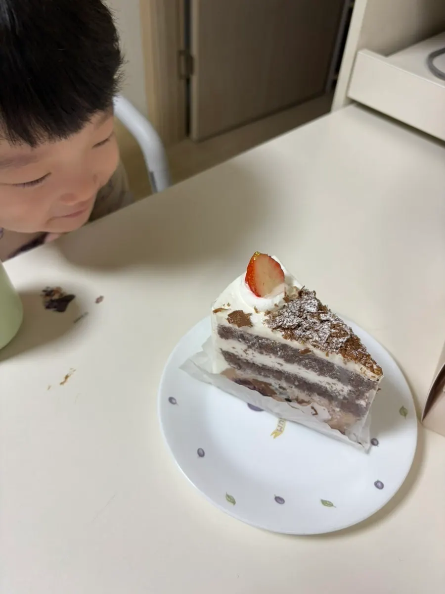 먹기 직전의 다크초코 포레스트 조각케이크