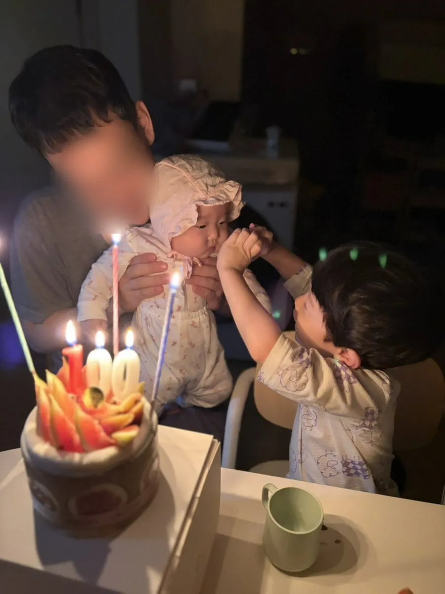 100 숫자초를 꽂은 100일 기념 케이크
