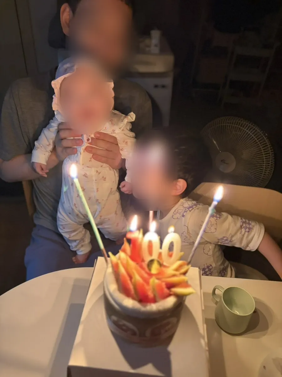 가족의 100일 축하 케이크 상차림
