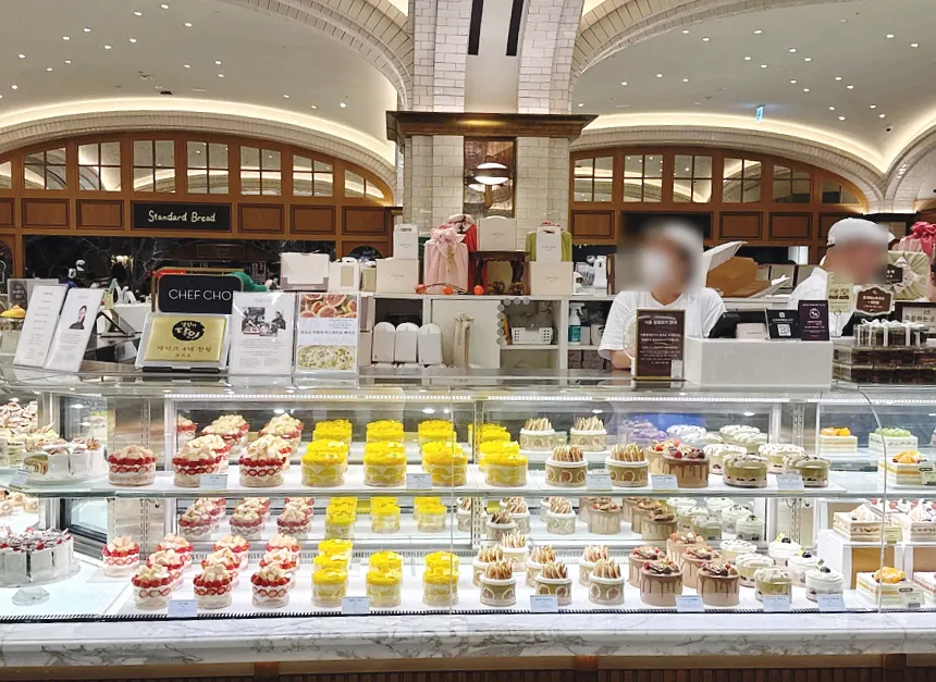 Chef Cho cake display case on Sweet Park's central line