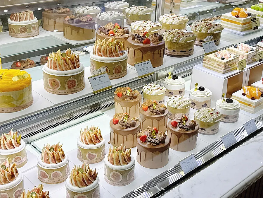 Chef Cho showcase with mini and No.1 size cakes