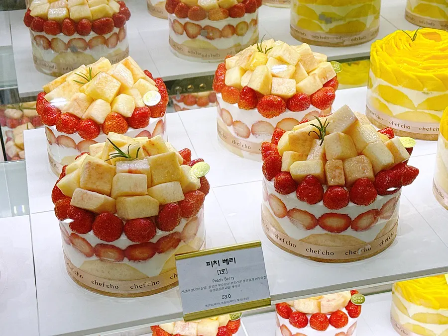 Real mango rose cake with mango slices arranged like a rose