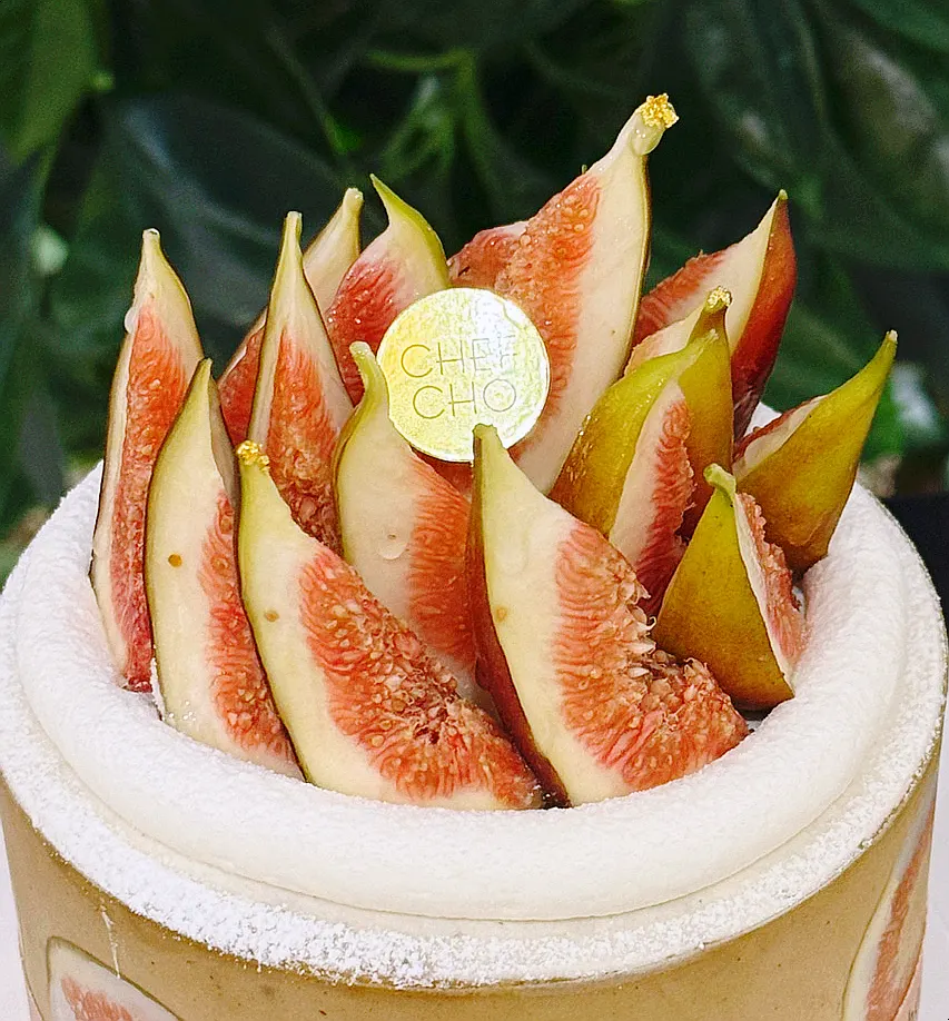 Close-up of the fig slices arranged around the top of the cake