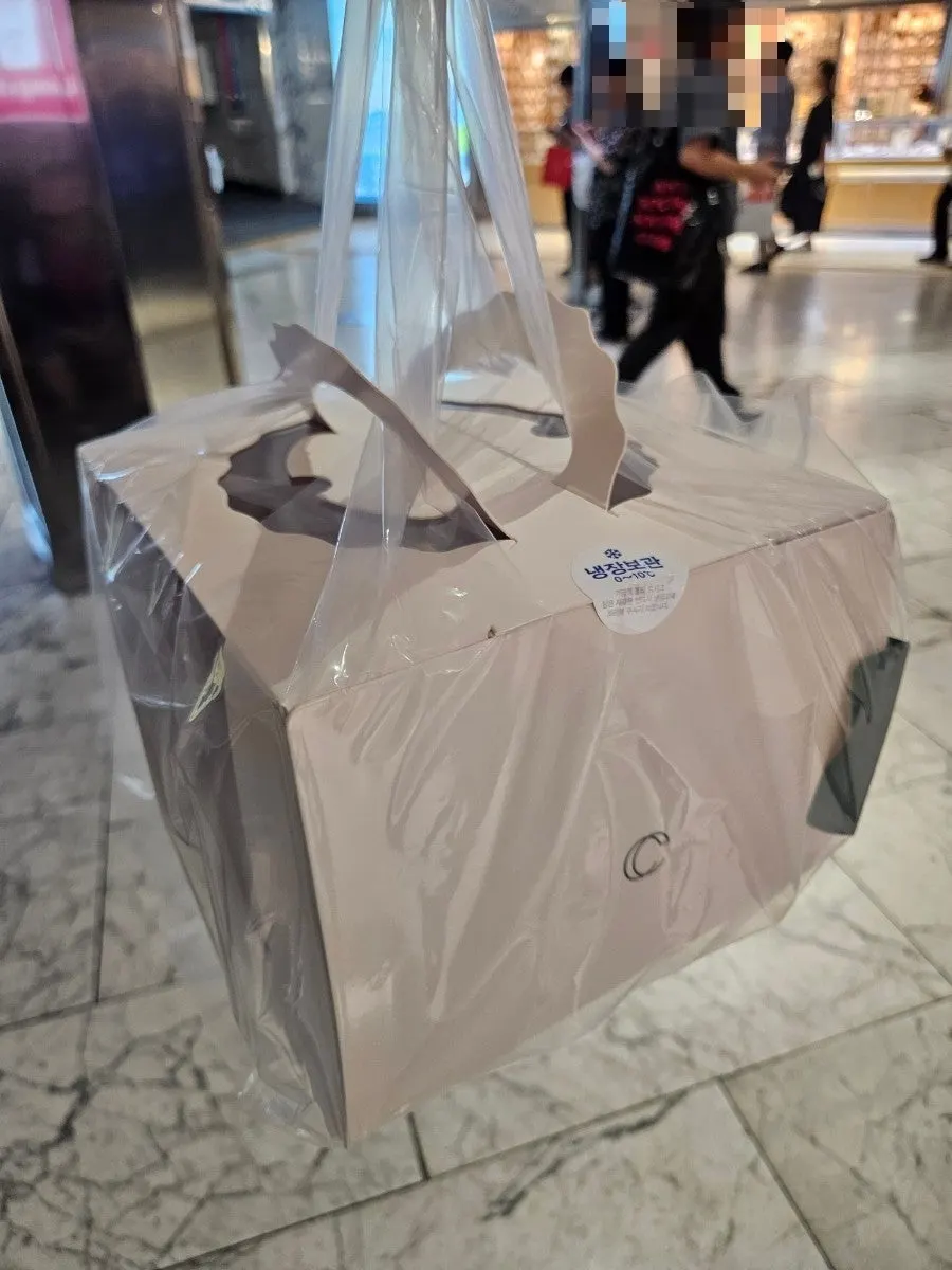 Chef Cho cake packaging and cooler bag notice