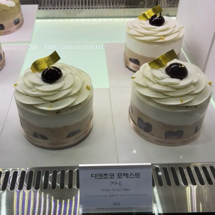 Display of mini-size cakes at Chef Cho