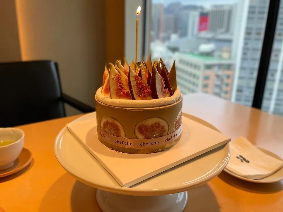 Fig pistachio cake set on a hotel cake tray