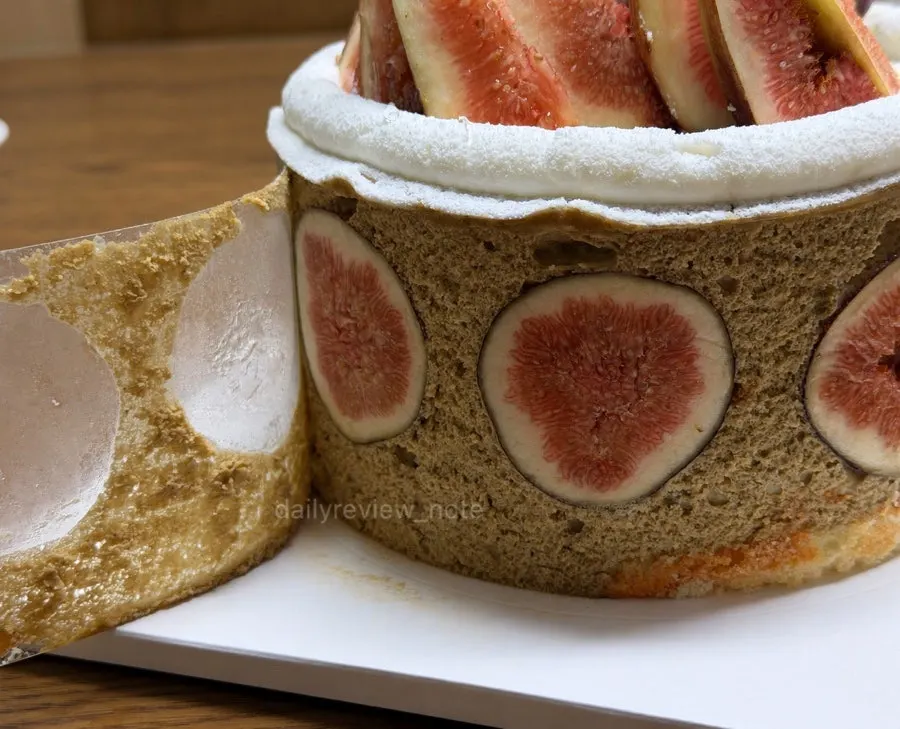 옆면 투명 비닐을 두른 홀케이크