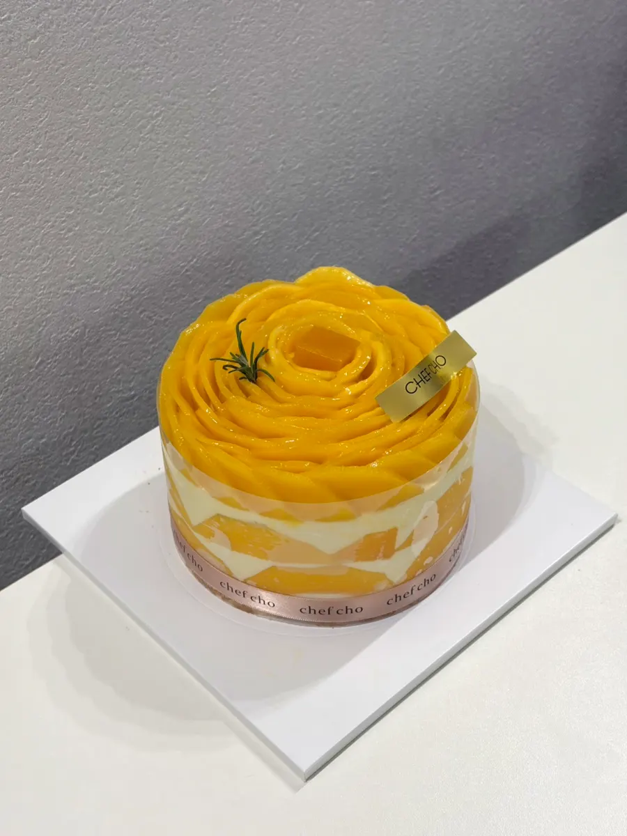 망고를 겹겹이 올린 케이크 윗면