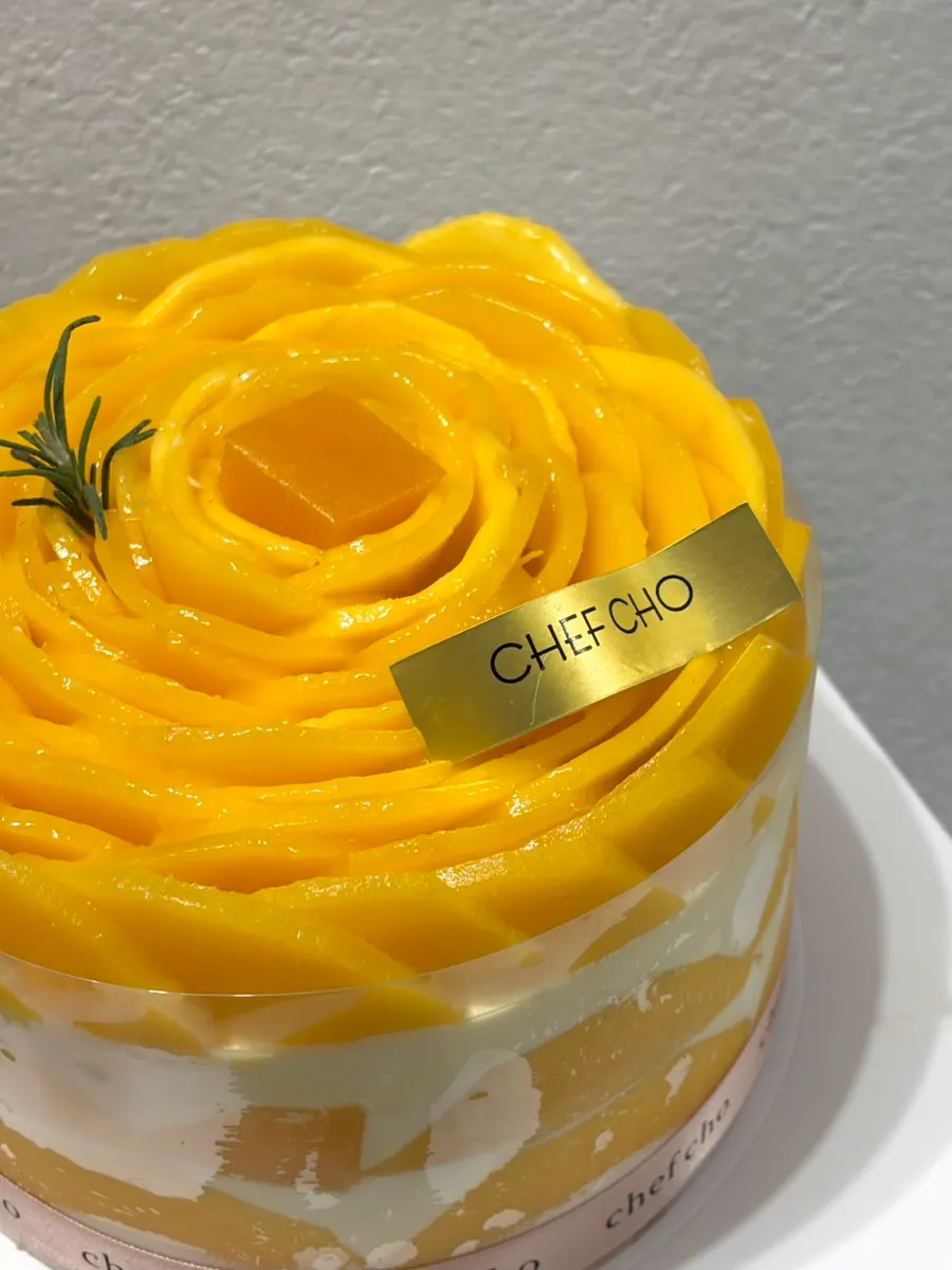 가족 생일상에 올린 망고 로즈 케이크