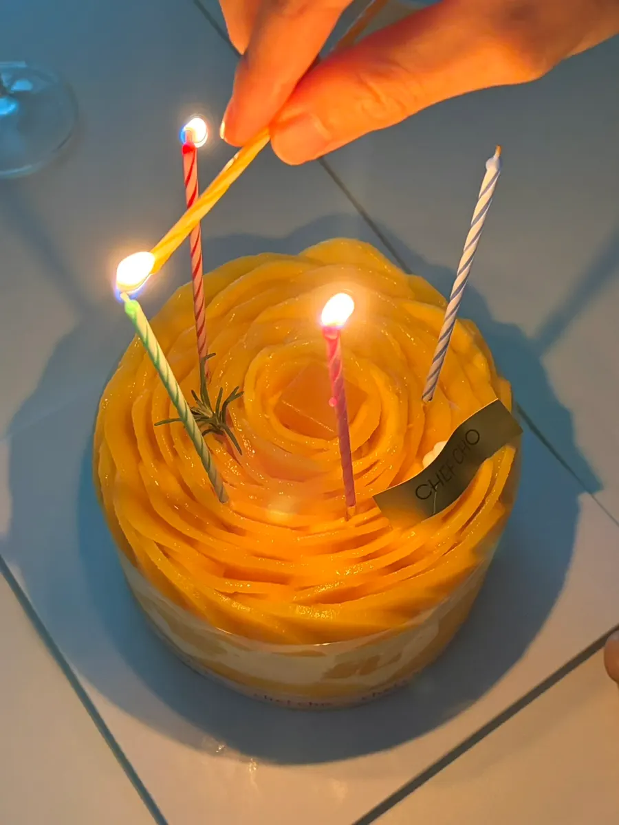 케이크 상자를 열어 꺼낸 망고 로즈 케이크