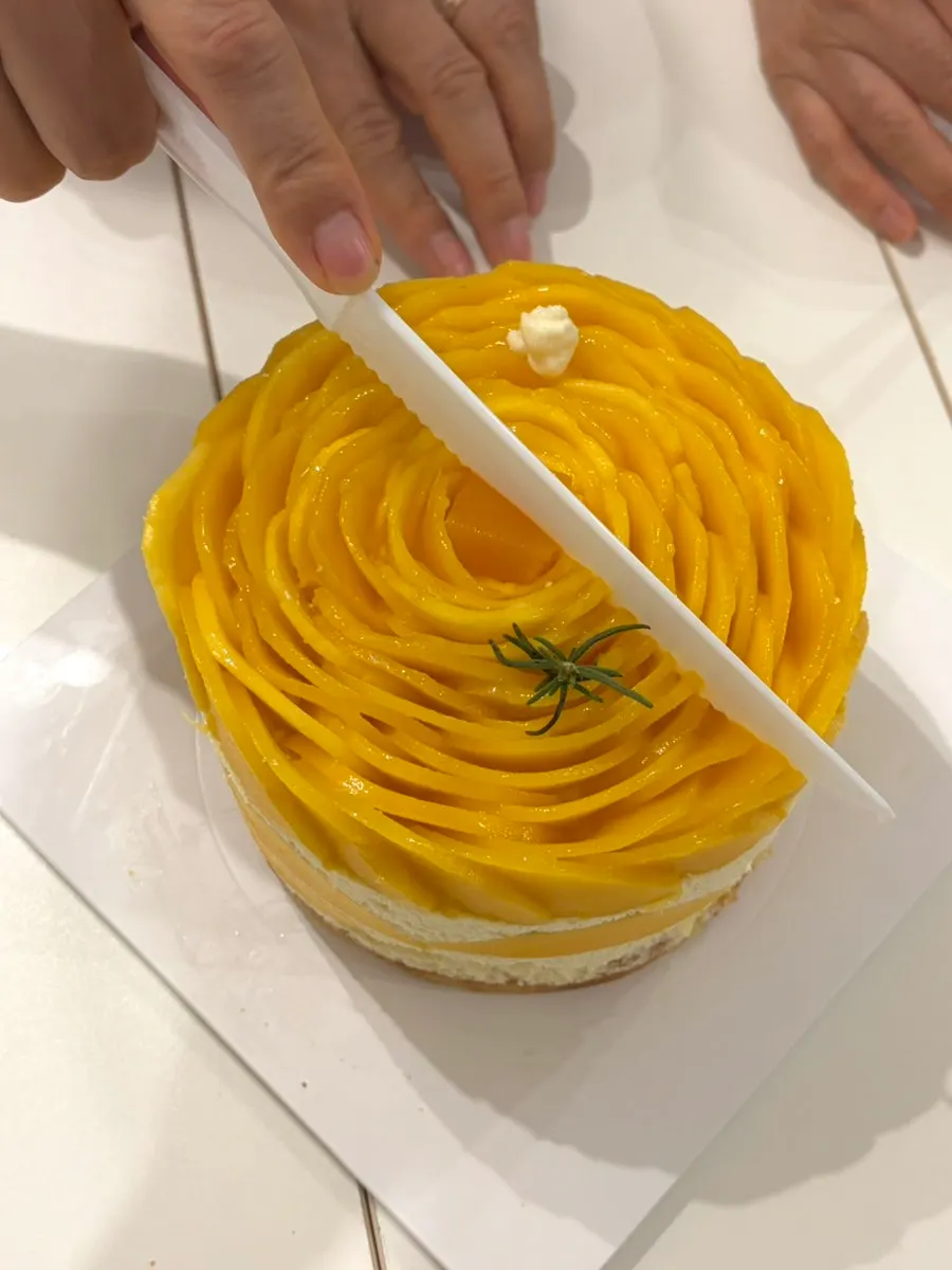 잘라낸 망고 케이크 단면