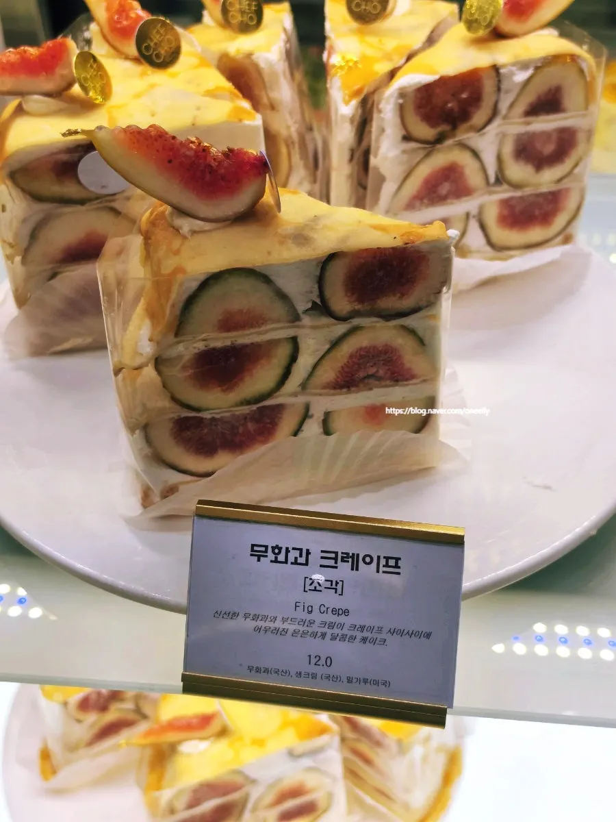 Display of ₩12,000 slice cakes