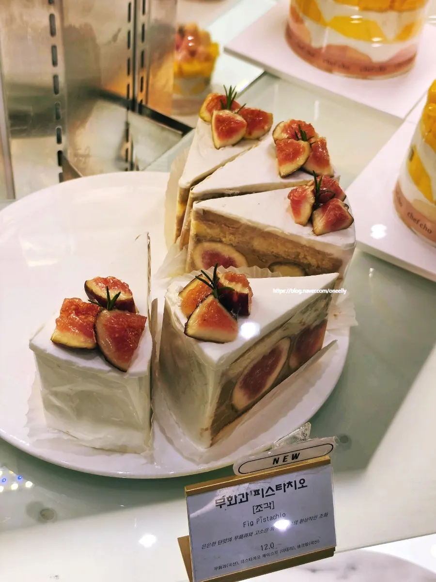 Crepe cake topped with three kinds of fruit