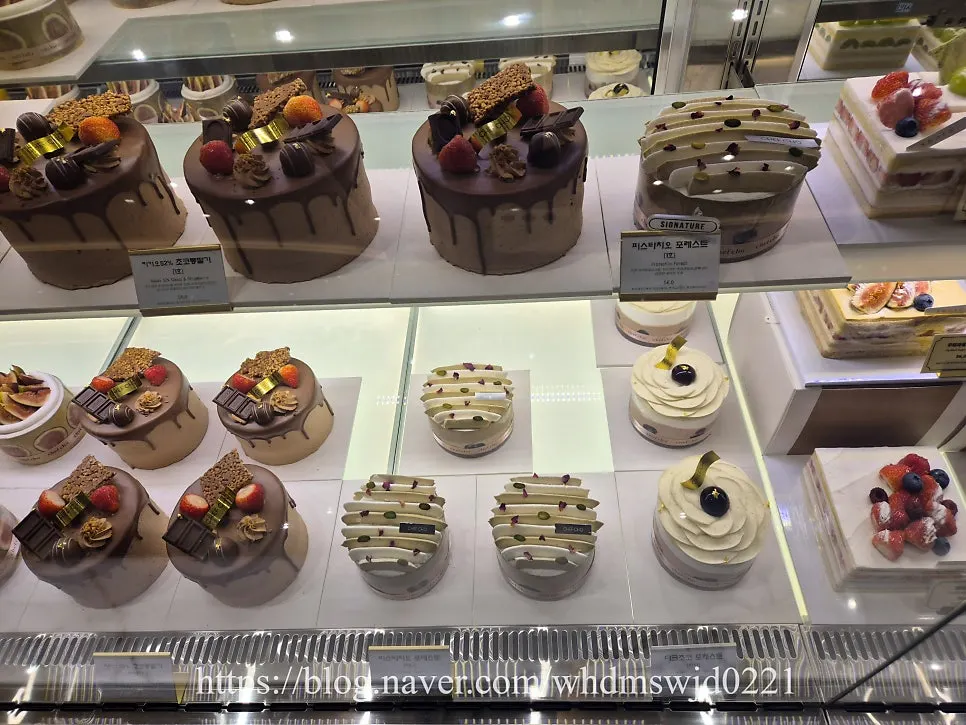 Chef Cho No.1 and mini size whole cakes on display