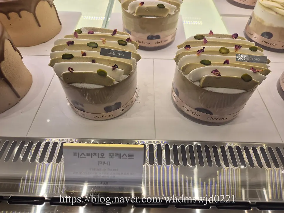 Overview of various Chef Cho whole cakes on display