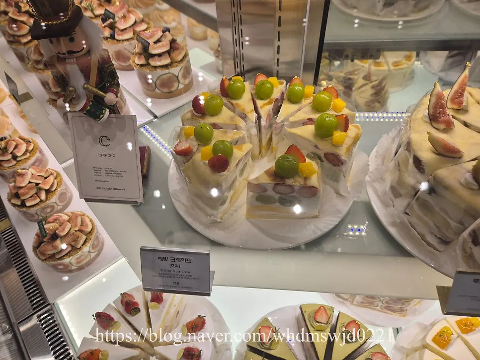 Chef Cho slice cake showcase