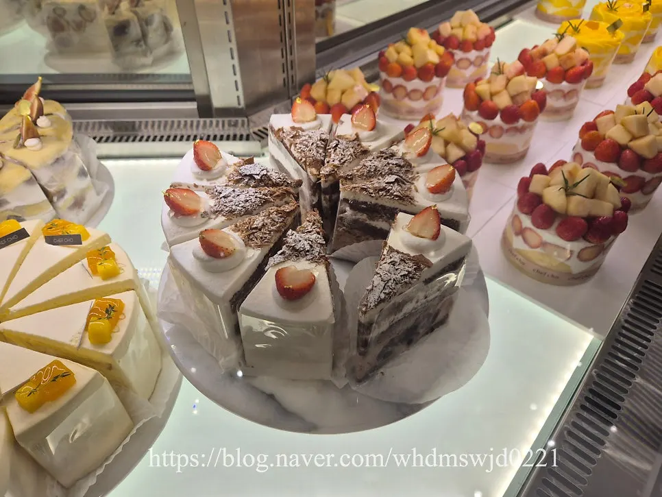 Mango and fig slice cakes on display