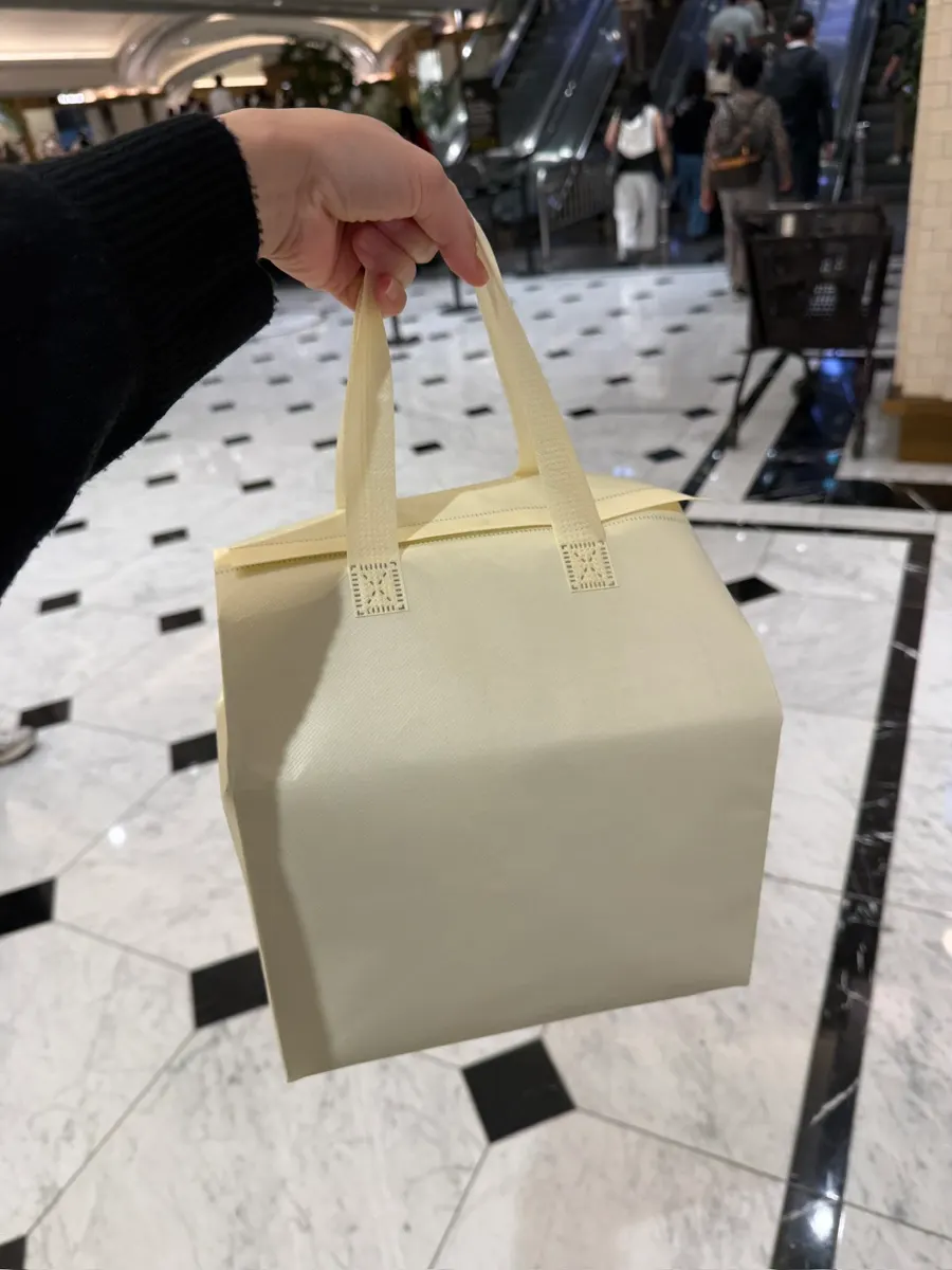 보냉백에 포장된 쉐프조 케이크