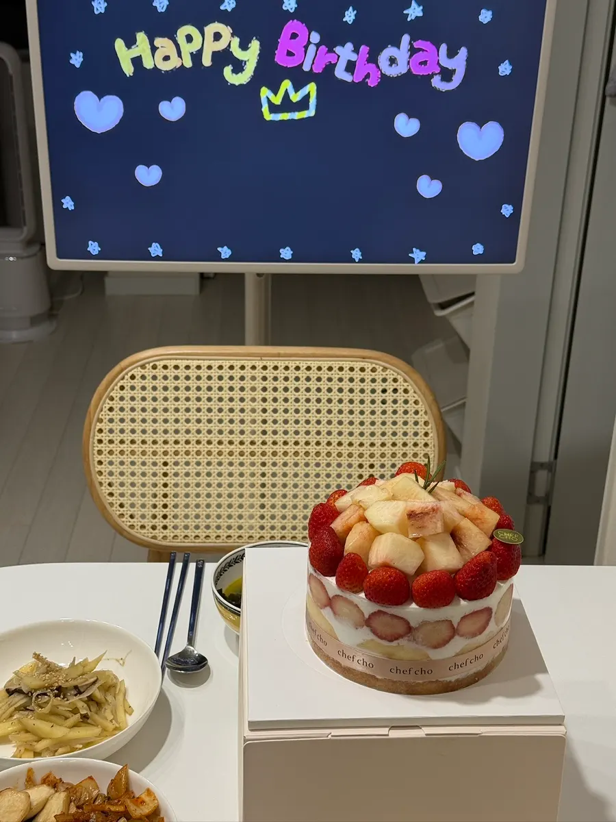 생일 초를 꽂은 피치 베리 케이크