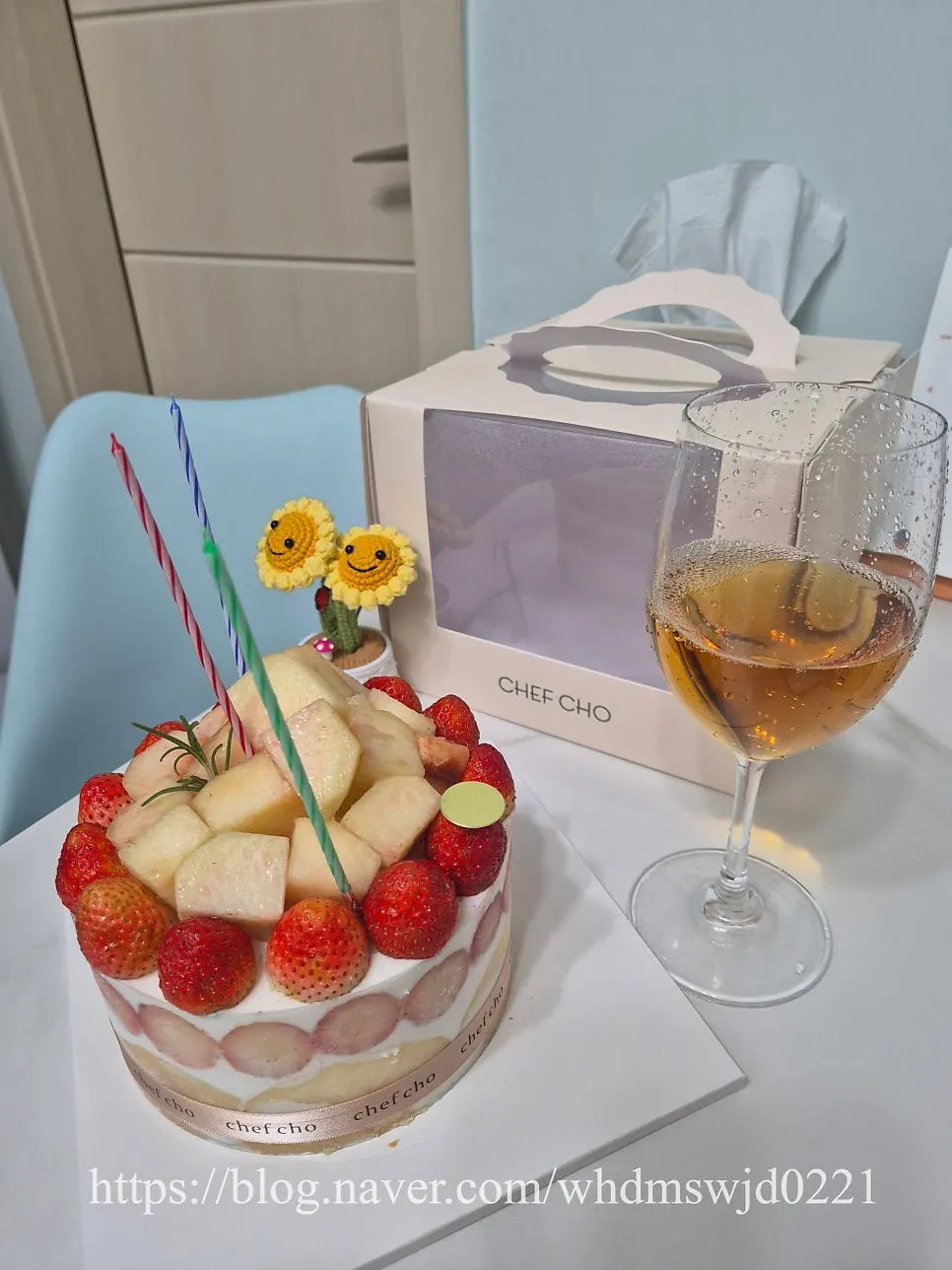 Peach Berry No.1 cake piled high with peaches and strawberries
