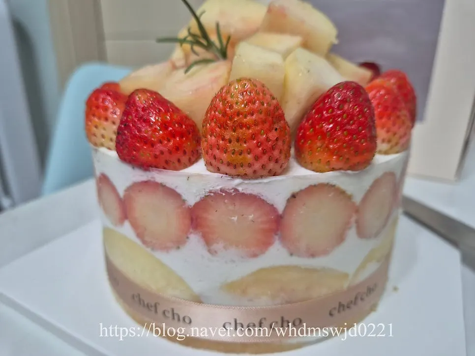 Close-up of the fruit topping on top of the Peach Berry No.1