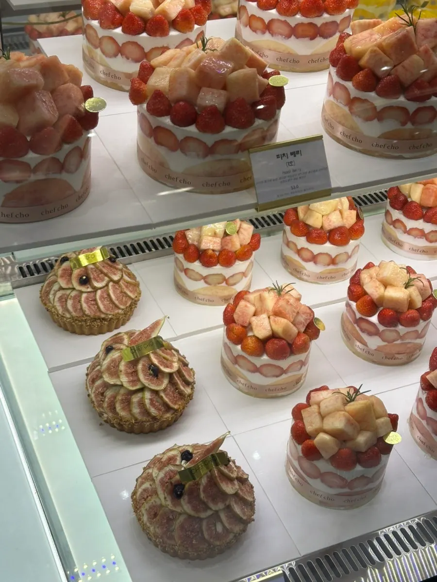 Kek utuh Chef Cho berhias buah segar