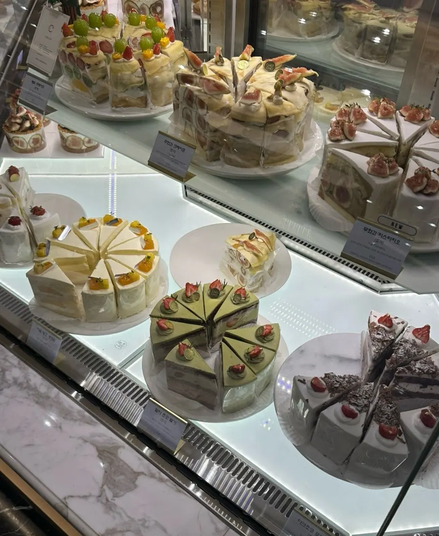 Susunan kek buah krim segar di kedai Chef Cho
