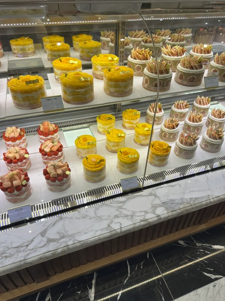 Rak kek potong (slice cake) di kedai Chef Cho