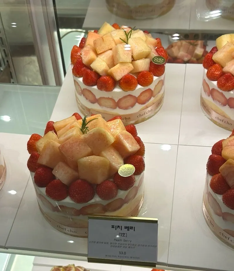 Kek Fig Pistachio No. 1 dengan buah tin penuh di atasnya