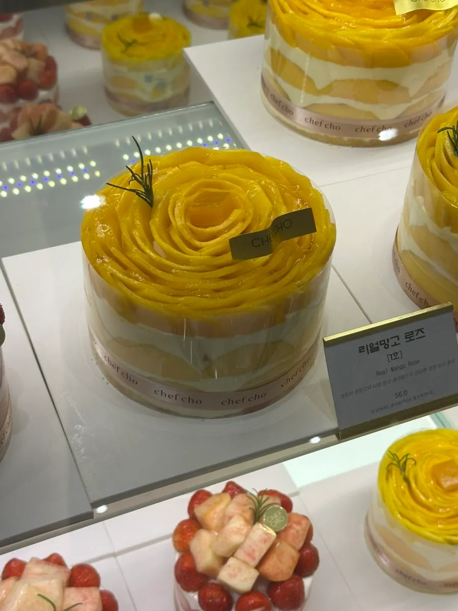 Kek Peach Berry No. 1 dengan strawberi dan pic di atasnya