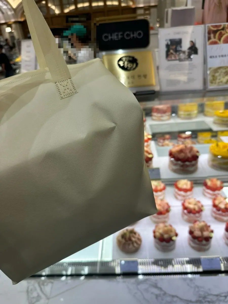 Kek Real Mango Rose No. 1 dengan mangga dibentuk seperti kelopak ros