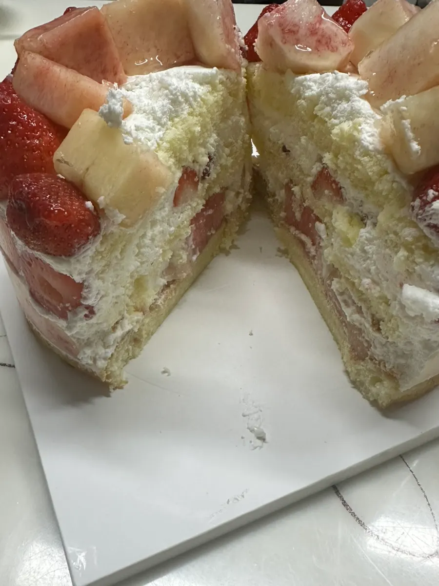 Sepotong kek Peach Berry selepas buah diketepikan dan dipotong