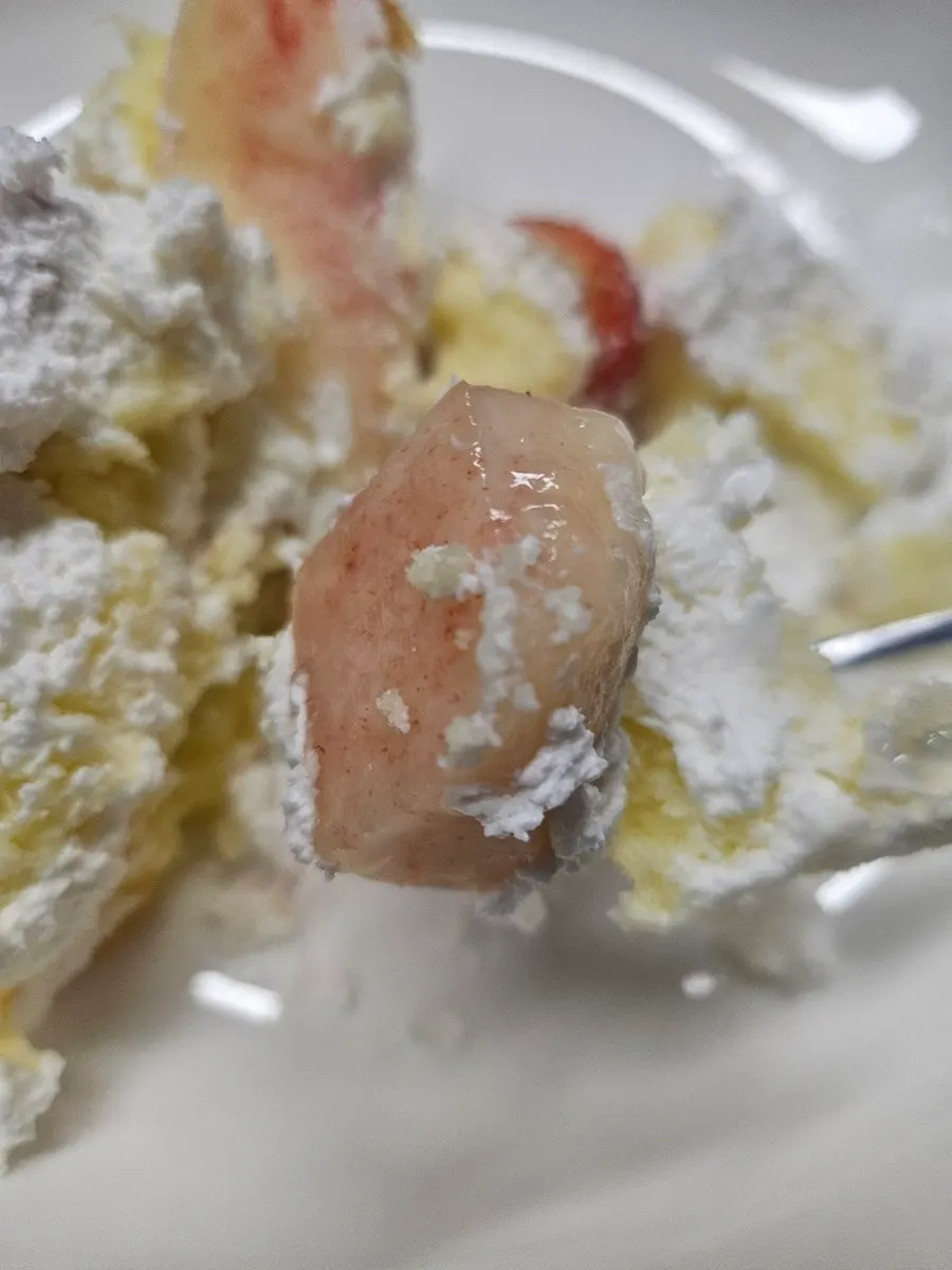 Keratan kek Peach Berry menunjukkan buah di bahagian dalam