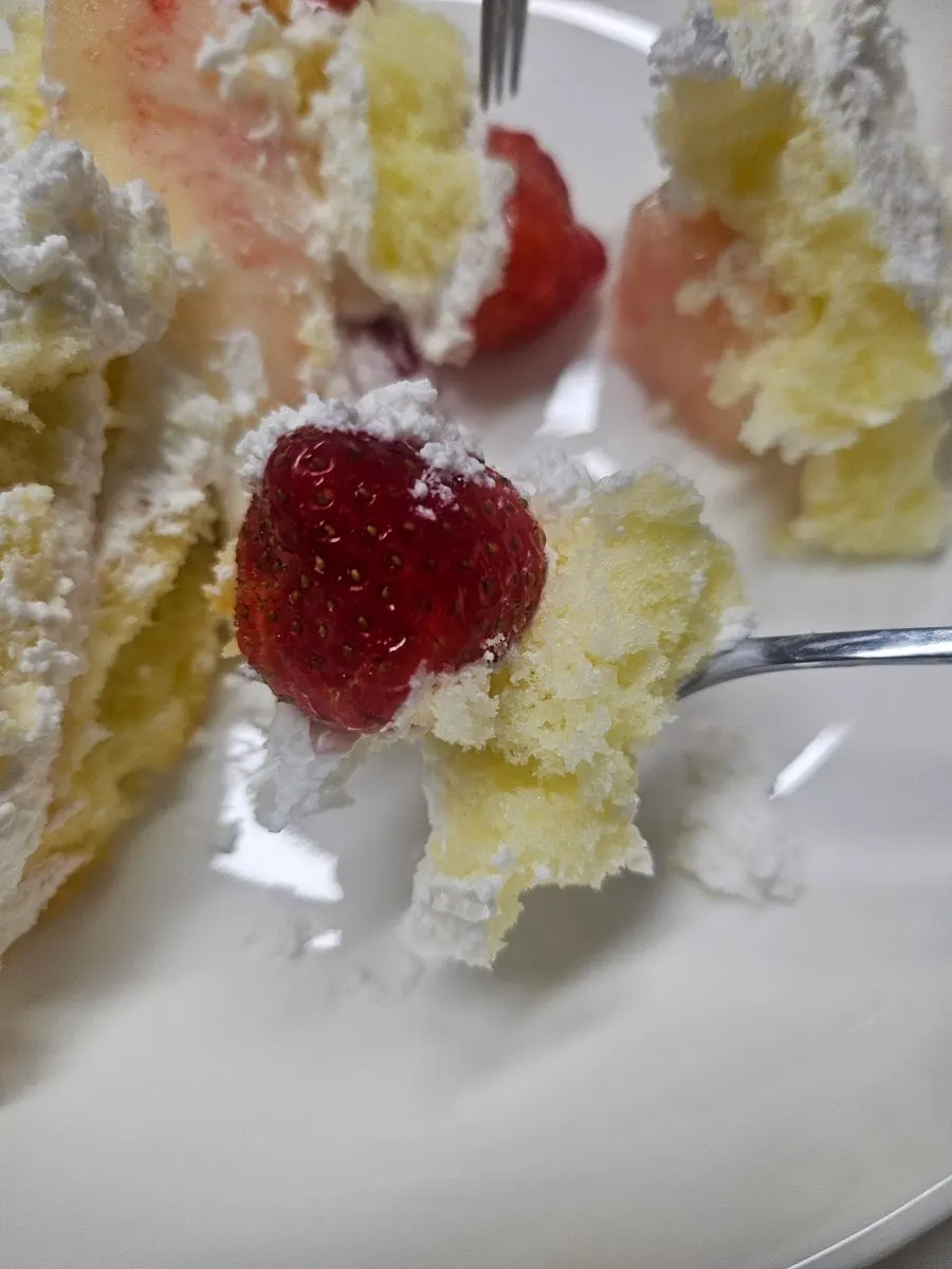 Sepotong kek Peach Berry di atas pinggan